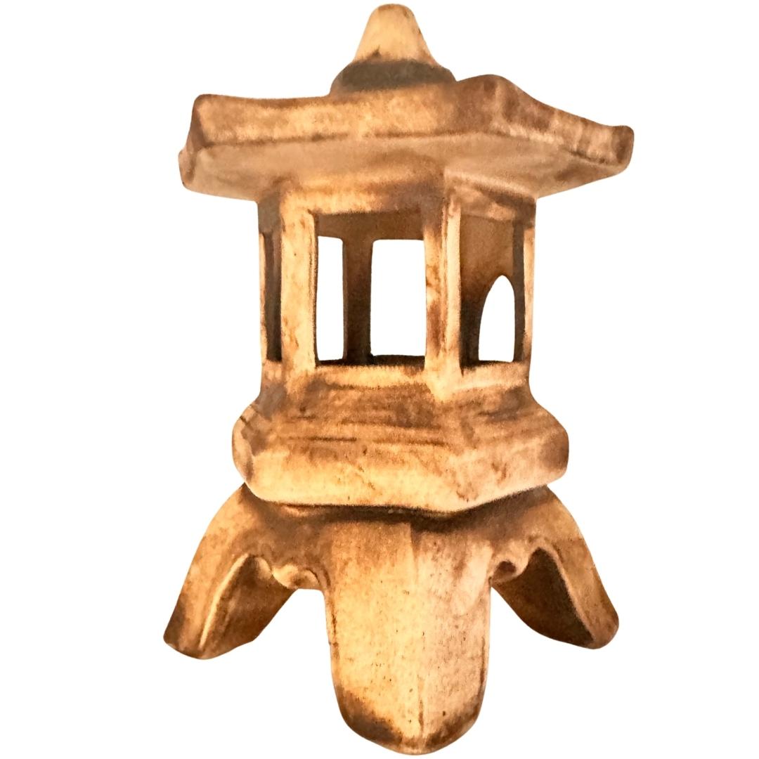 keramická lampa v asijském stylu v podzimní zahradě
